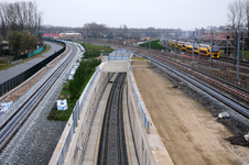 825552 Gezicht op de sporen ter hoogte van Lunetten aansluiting te Utrecht, vanaf het viaduct in de Waterlinieweg, uit ...
